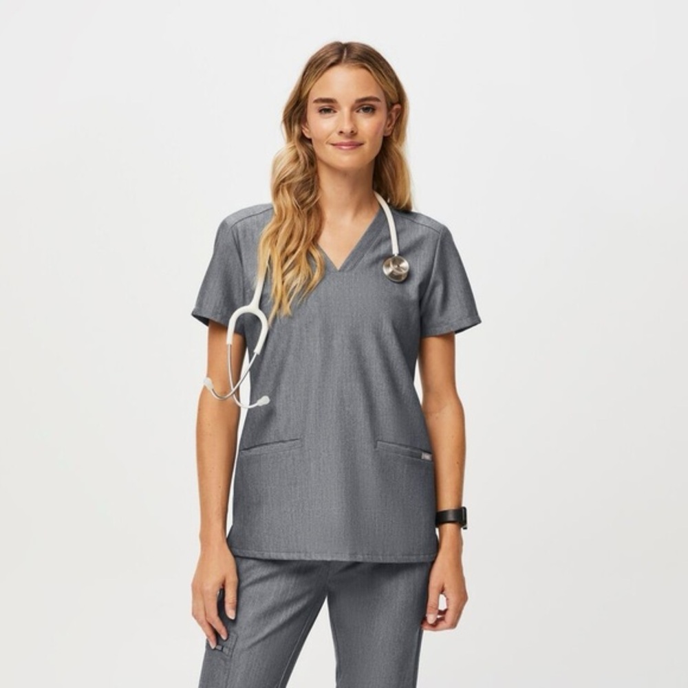 Figs Casma Two Pocket Scrub Top in Graphite Size XS